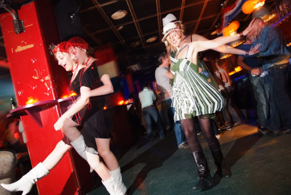 http://thehospages.com/pictures/2008-parties/2008-06-14-beatboutique/dscf7406.jpg