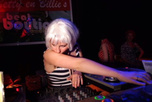http://thehospages.com/pictures/2008-parties/2008-06-14-beatboutique/thumb2/image07.jpg