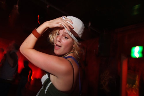 http://thehospages.com/pictures/2008-parties/2008-06-14-beatboutique/thumb2/image35.jpg