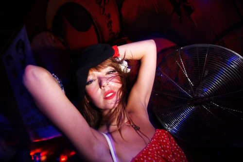 http://thehospages.com/pictures/2008-parties/2008-06-14-beatboutique/thumb2/image56.jpg