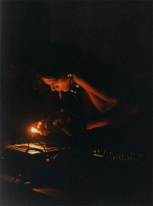 http://thehospages.com/pictures/parties/2003-12-13-voorbeeld/dj.jpg http://thehospages.com/pictures/parties/2003-12-13-voorbeeld/dj.jpg